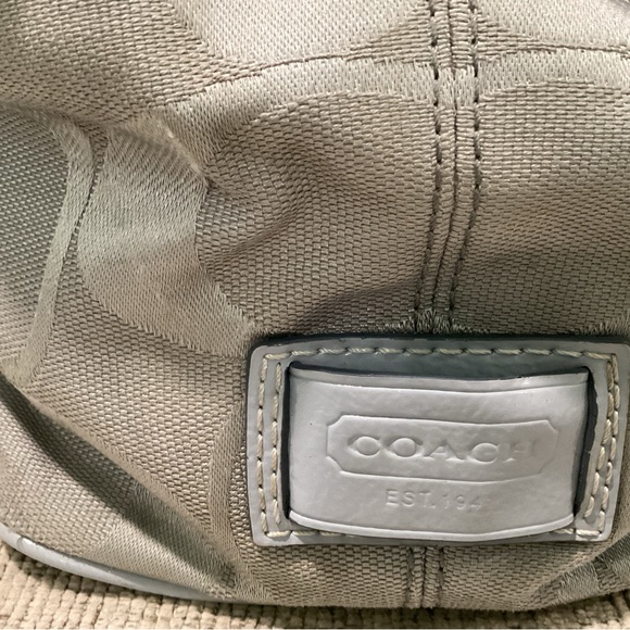 Coach kisslock shoulder bag in gray canvas monogram with silver hardware - Picture 6 of 9